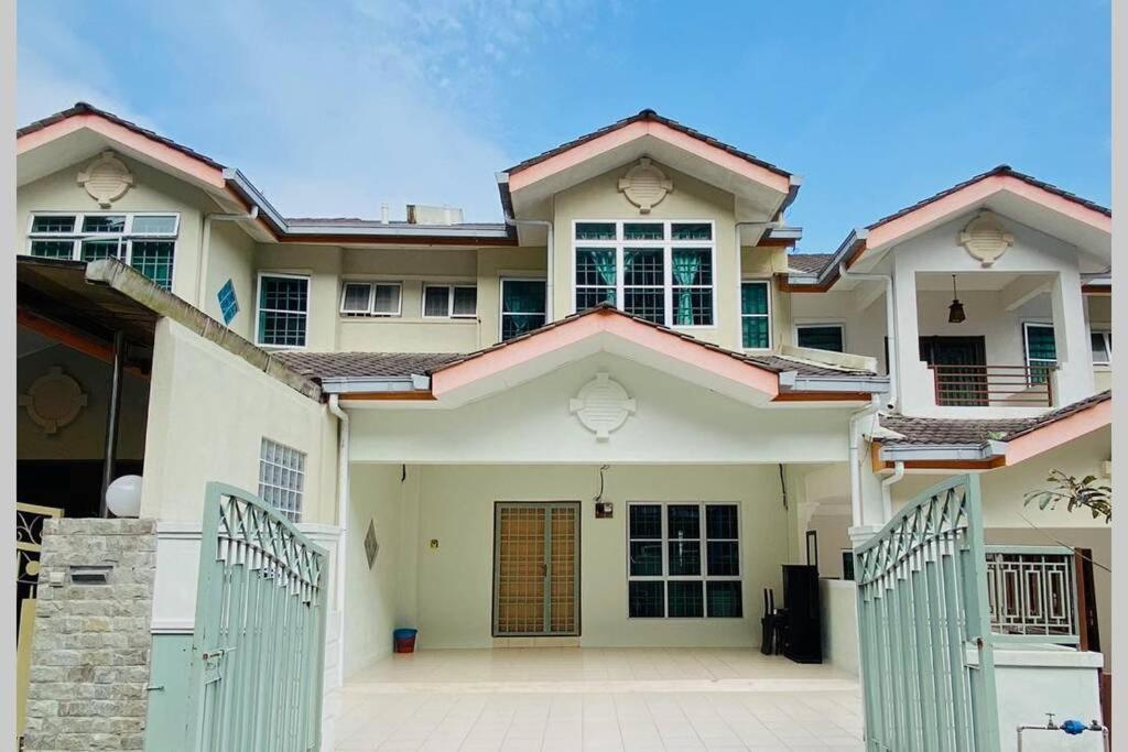 Lily Vacation Home At Cameron Highlands - 12 Pax,Free Wifi W Carporch Tanah Rata Exteriör bild